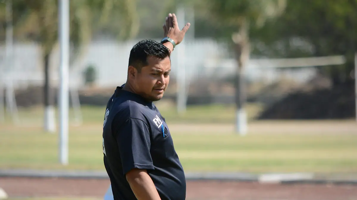 Comenzó a pitar en la Liga de Apaseo el Alto. 