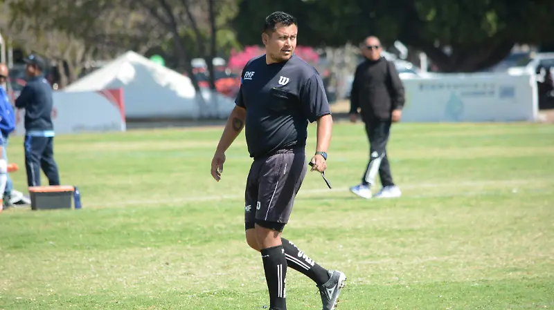 Pertenece al colegio de árbitros Deo Avalos. 