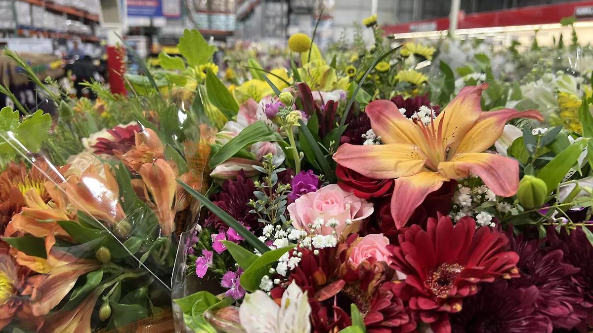 También en centros comerciales se ofrecen ramos de flores 