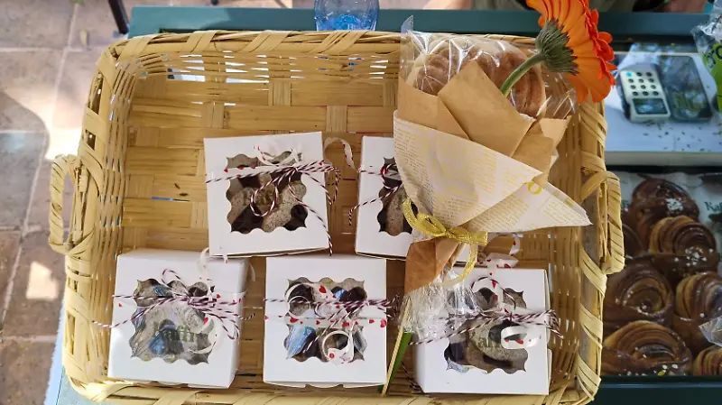 Para este día de la amistad, galletas en forma de corazón y ramo de flor con una concha.