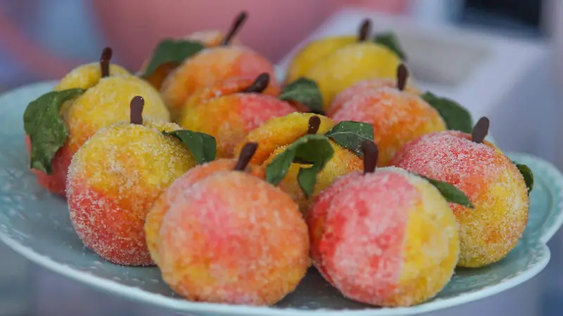 Postres con mermelada de durazno.