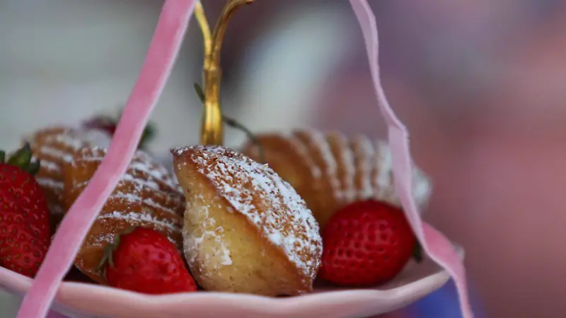 Oferta de pasteles, panadería y bebidas presentada durante el primer día de actividades.