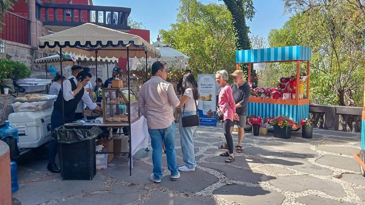 Asistentes recorrieron la expo venta y adquirieron productos elaborados en el municipio.