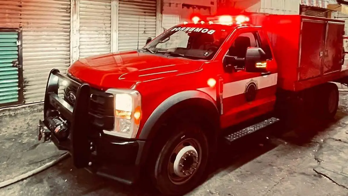 Unidades de bomberos llegaron al sitio para apagar el fuego.