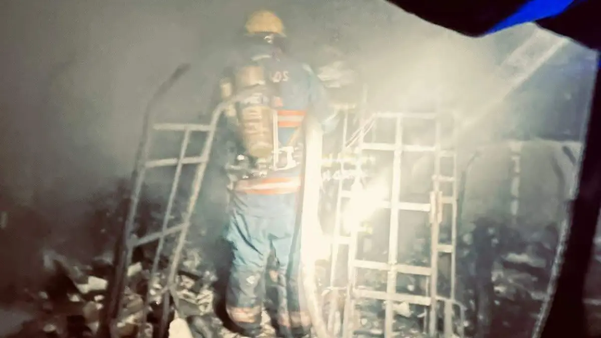 Bomberos trabajaron por mucho tiempo para apagar por completo el fuego.