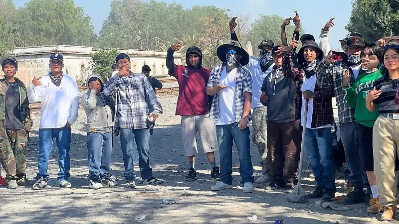 Cientos de personas incluidos niños participaron en estas detonaciones tradicionales de San Juan de la Vega