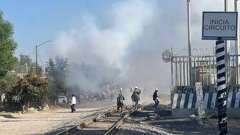 Una combinación de cloruro de potasio con marros, lo que genera el estruendo de los petardos