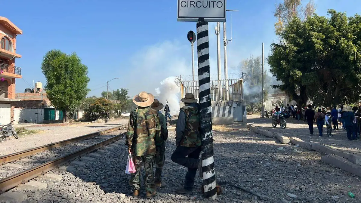 Por la mañana, los detonadores en concentrar en las vías del tren, lo cual no estaba permitido por la autoridad