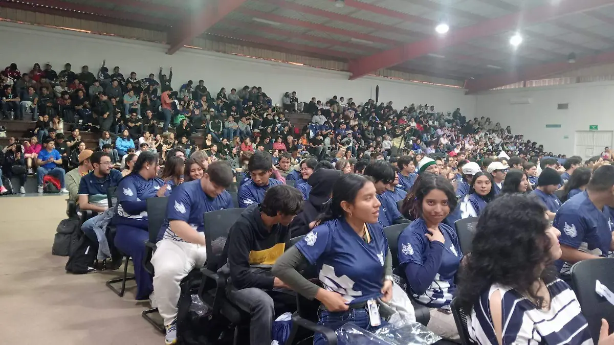  Los alumnos de nuevo ingreso se pusieron la playera de esta casa de estudios.