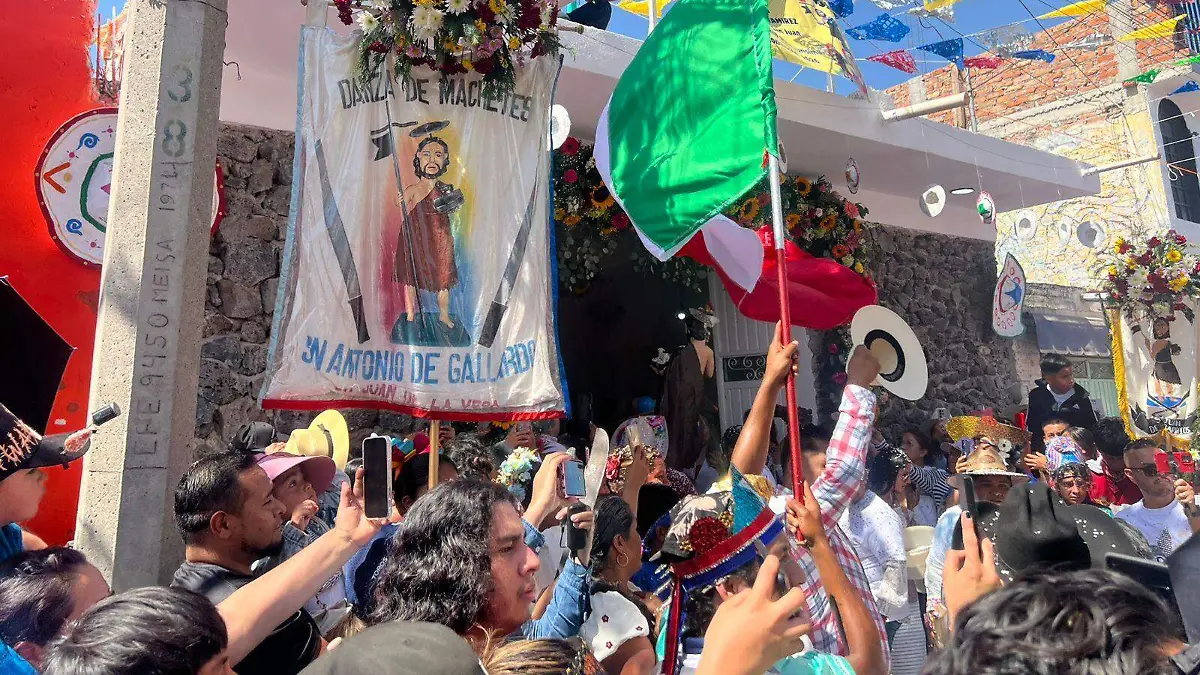 A la llegada, también la acompañan danzas tradicionales que hacen un recorrido por distintas calles de la comunidad