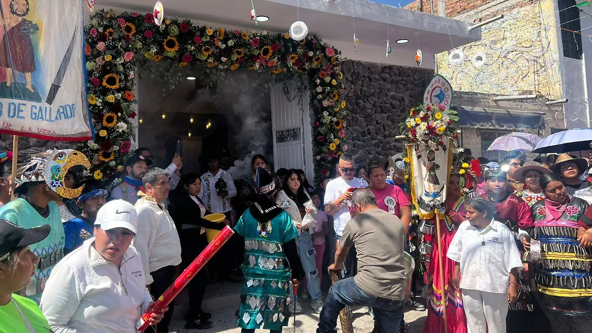 En su llegada, miles de personas acuden con música y una gran alegría en torno a la festividad