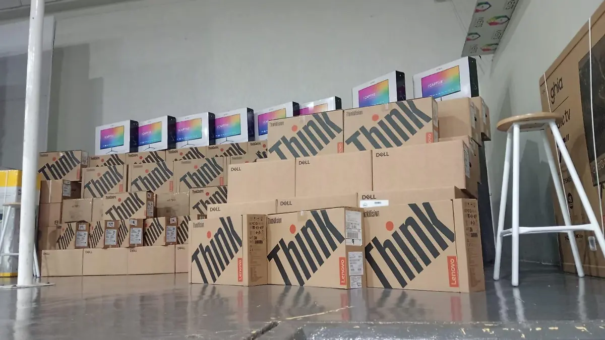 Parte del equipamiento y mobiliario entregado en beneficio de los estudiantes. 