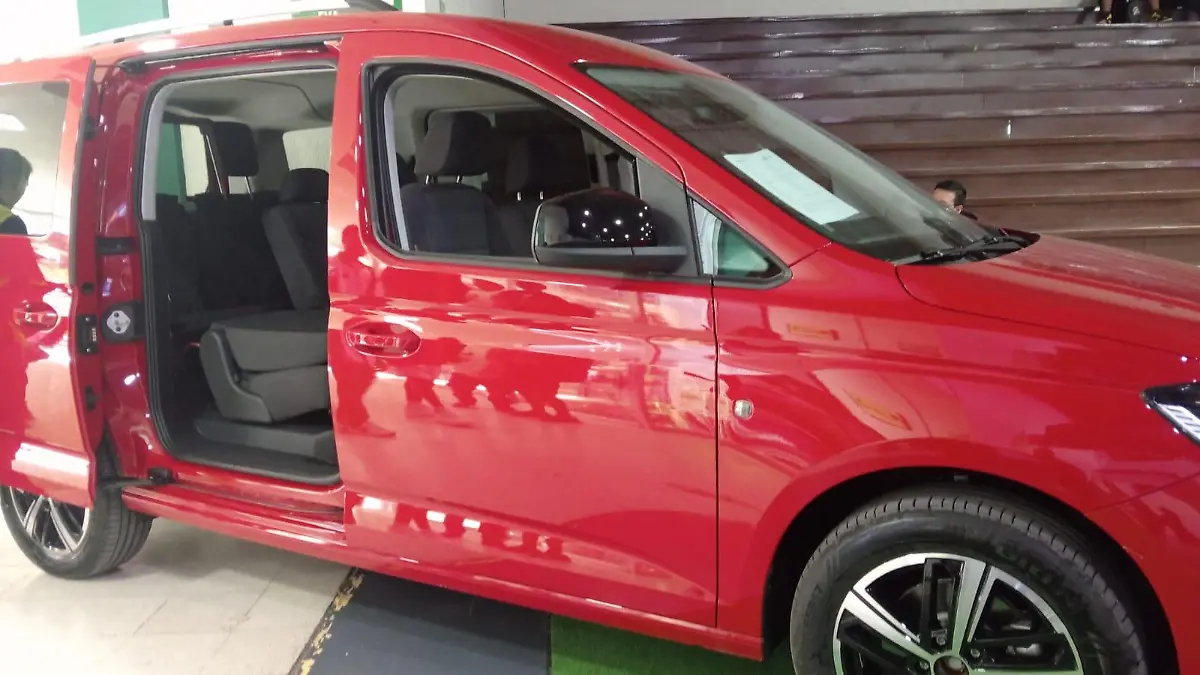 Una camioneta tipo Van roja formó parte de esta entrega. 