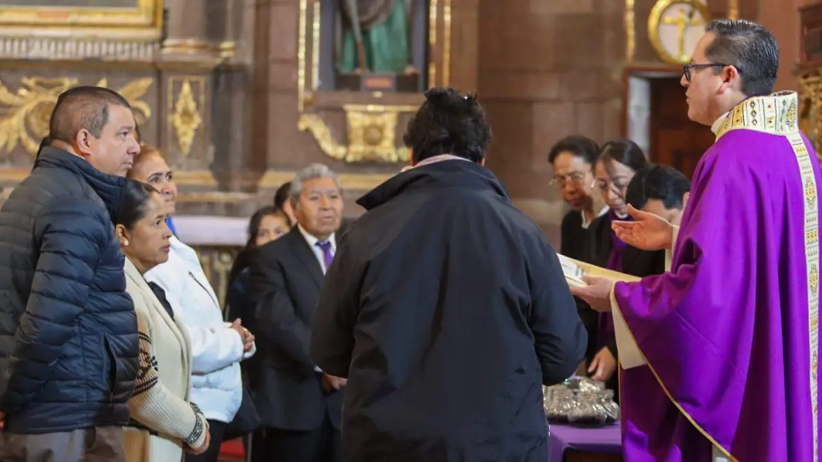 El presbítero Armando Flores Rodríguez dirigió el mensaje de inicio de Cuaresma y entrego a los representantes de capillas cenizas para su distribución en comunidades y colonias.