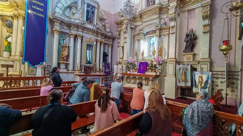 Fieles después de la imposición de la ceniza fueron a pedirle a la virgen para su protección durante esta cuaresma. 