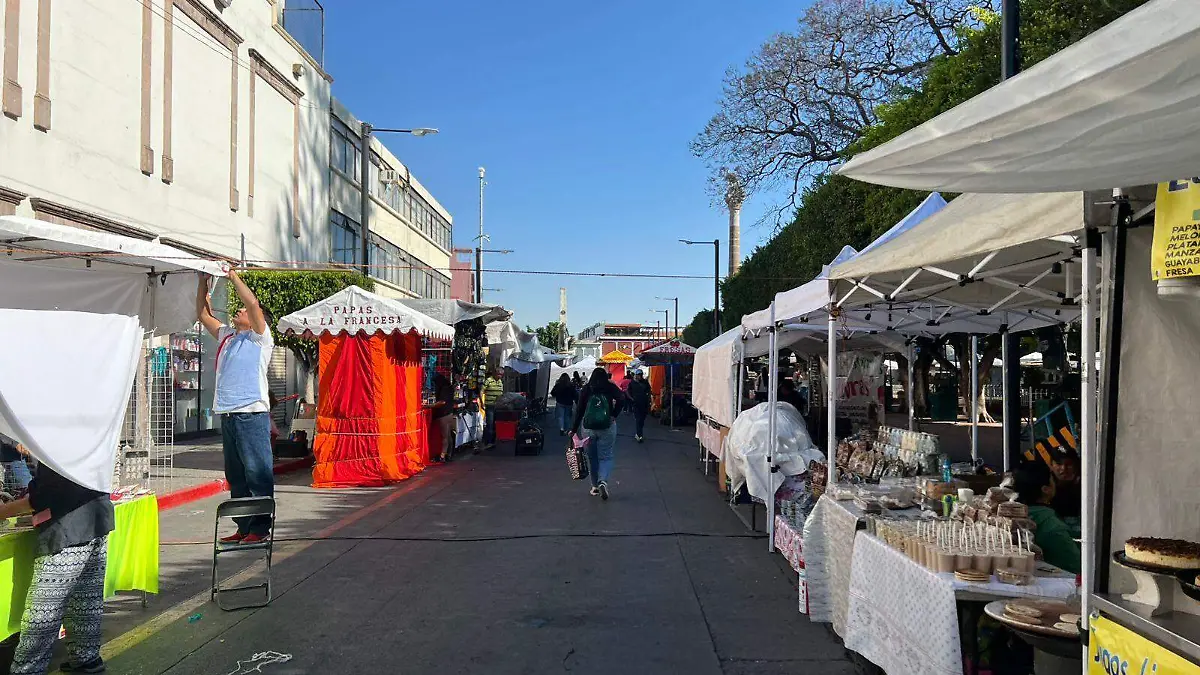 La calle Calzada Independencia se encuentra cerrada por comerciantes en esta festividad religiosa