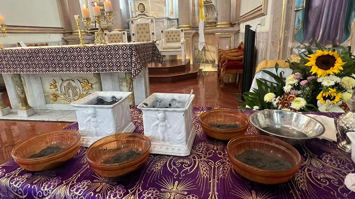 Misa presidida por el obispo de las déficit de Celaya, Victor Alejandro Aguilar Ledesma, que marca el inicio del miércoles de ceniza