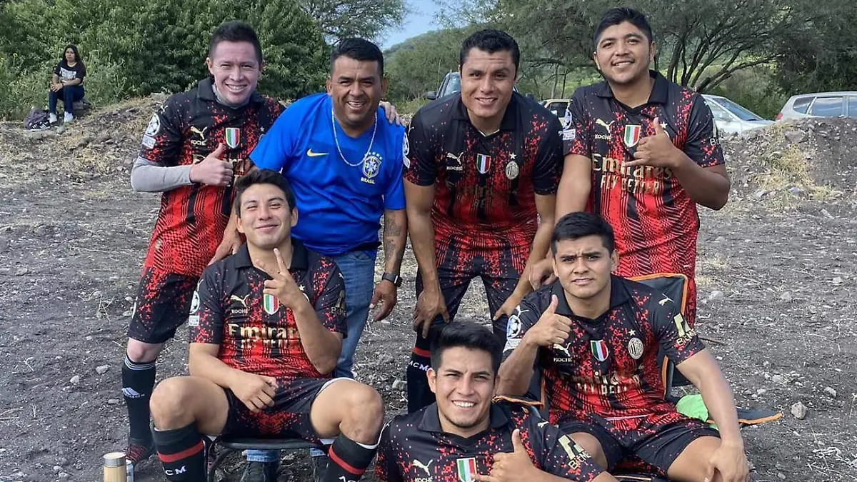 Jugó en varios equipos en Celaya y la región. 