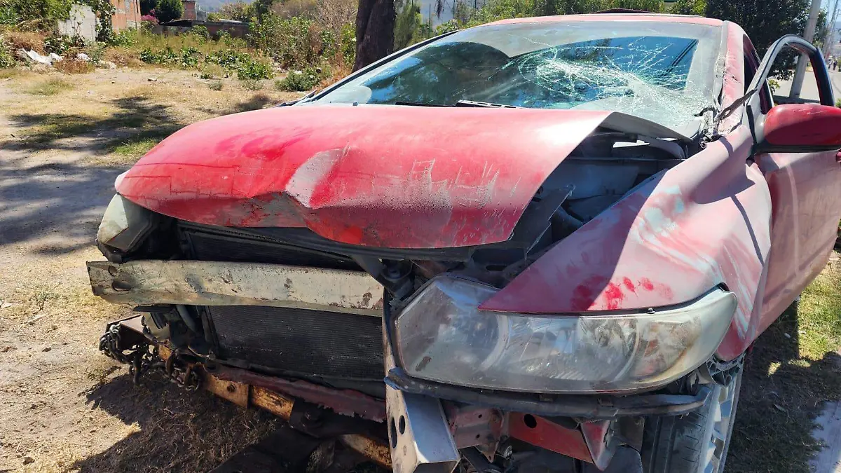 Vehículo cae a un canal de aguas negras.