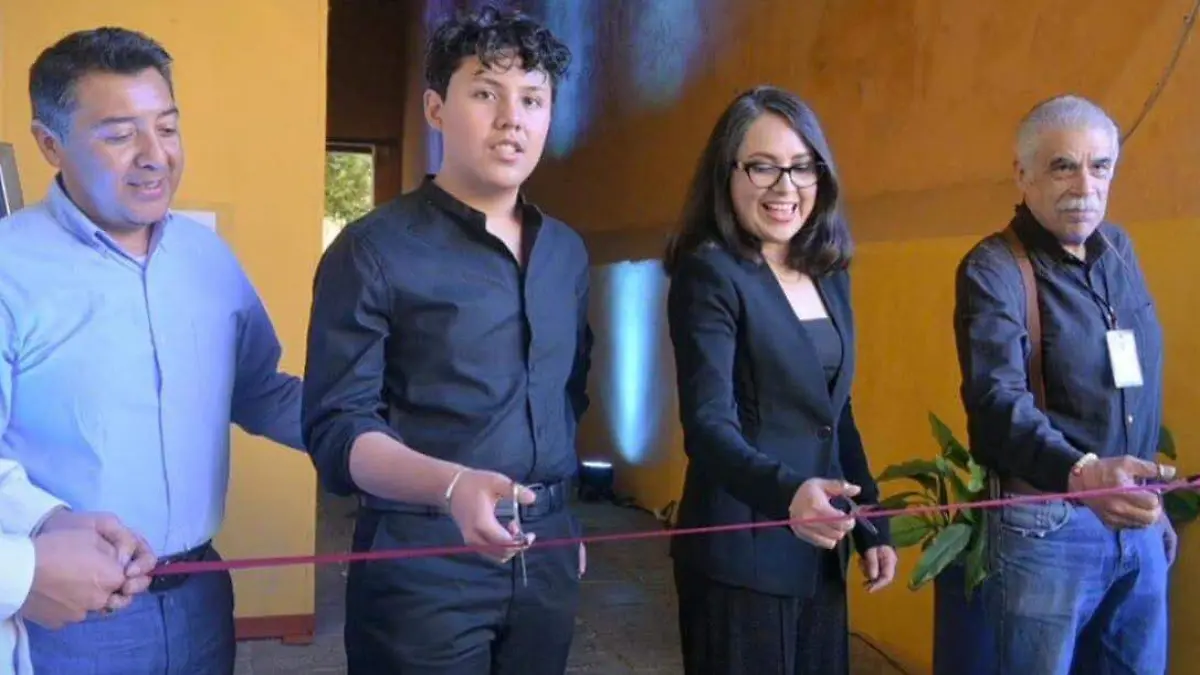 El artista junto a sus papás y el maestro Enrique Vera en el corte del listón inaugural.