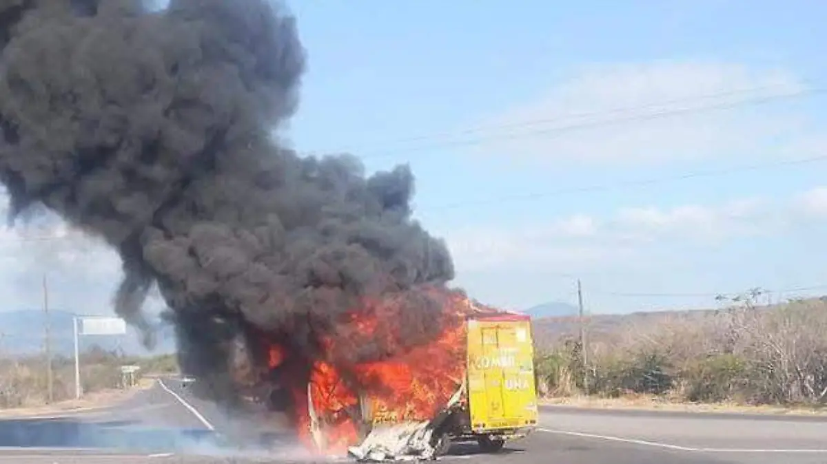 Un camión de Sabritas fue incendiado en la carretera de Moroleón. 
