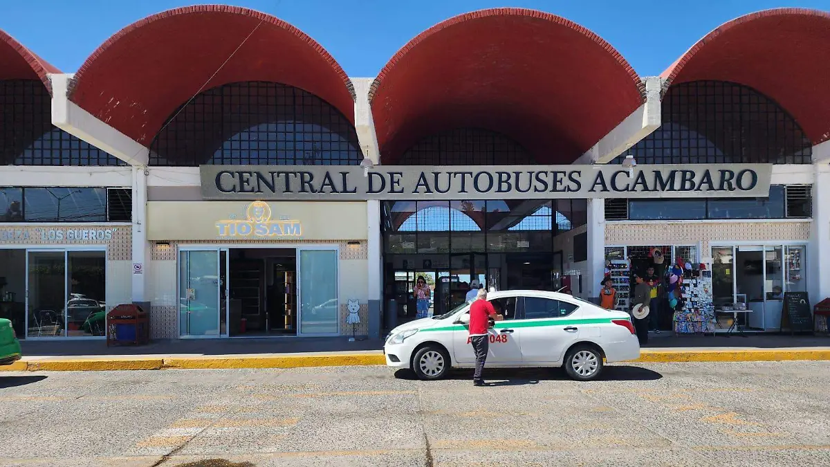Suspenden salida de autobuses de la central camionera de Acámbaro.