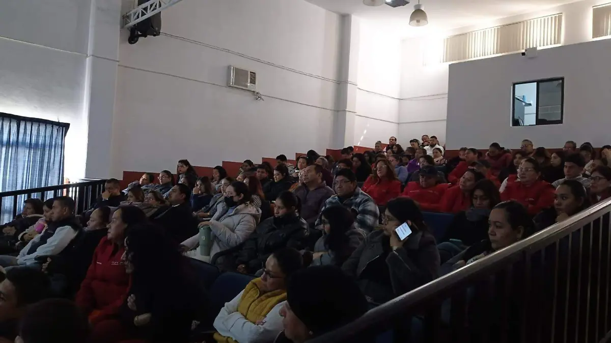 Estudiantes, madres, padres y servidores públicos asistieron al taller organizado por el Instituto de la Mujer.