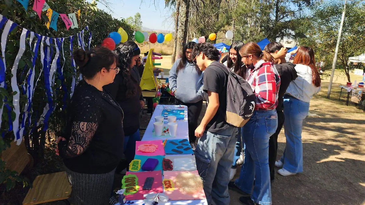 Decenas de estudiantes de nivel medio superior participaron activamente.