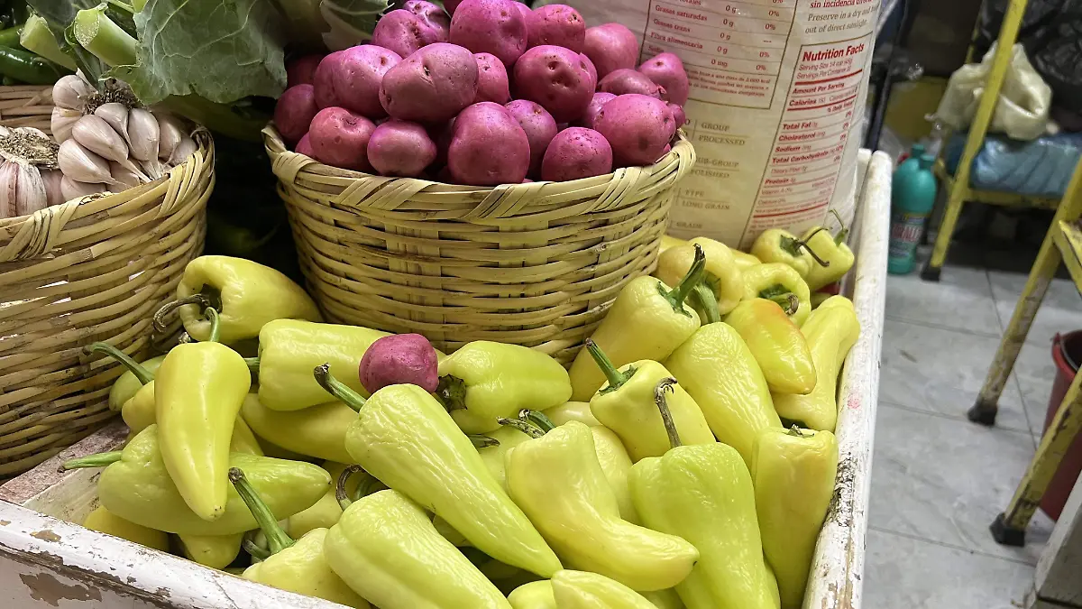 Locatarios advierten que el costo de las verduras cambia de un día a otro, complicando la planeación del gasto familiar