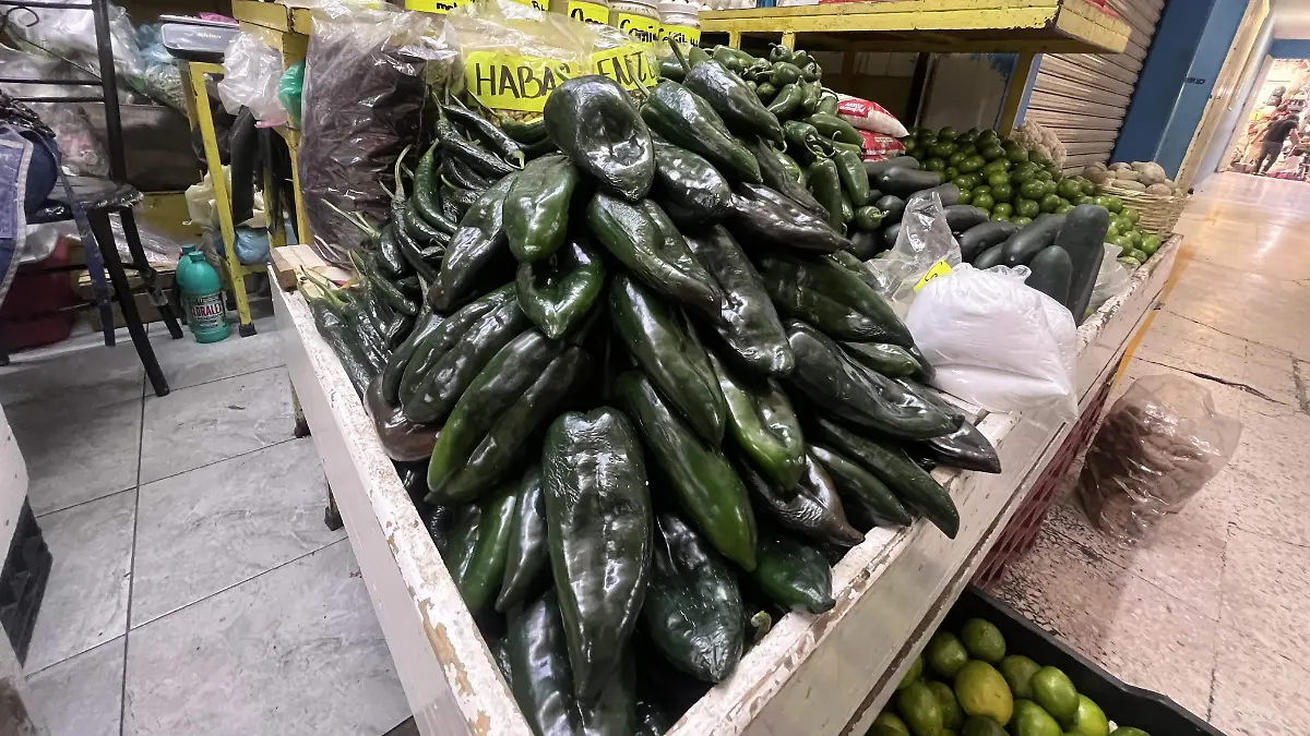 Consumidores reducen la cantidad de verduras que adquieren ante el incremento de precios en productos de primera necesidad.