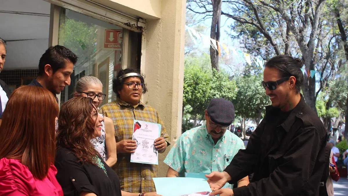 Cada uno de los artistas participantes recibió su reconocimiento.