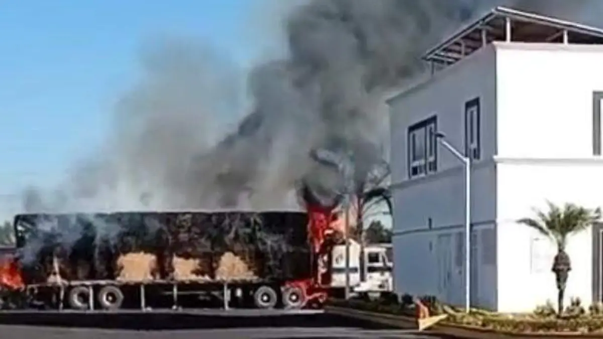 El incendio de pacas ocupo varios litros de agua para apagarlo 