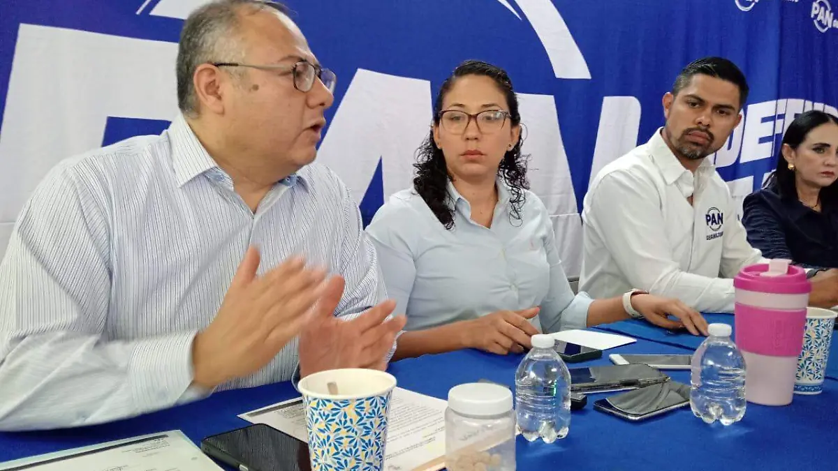 Regidores de la fracción del PAN afriman que Luis Montoya está desviando recursos públicos para beneficiar a su esposa Elvira N.