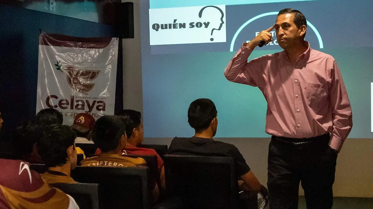 Moisés Naranjo, charló con jugadores de Cajeteros Celaya. 