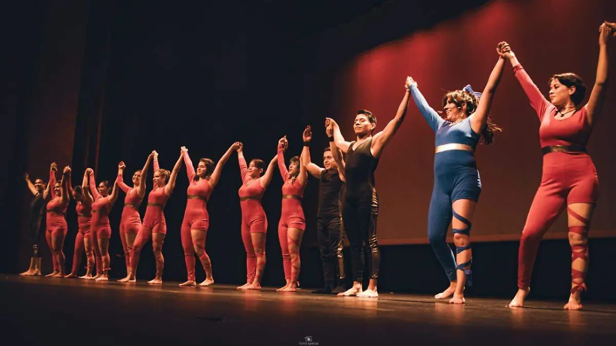 Marco es fundador y director de la academia y grupo artístico de danza aérea ACRODANZ.