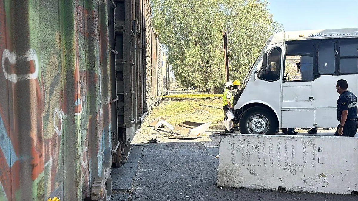 El camión presentó daños en la parte frontal 