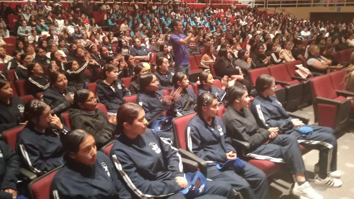 Cientos de jóvenes escucharon en el Auditorio Tresguerras la charla sobre el valor histórico y social de las mujeres.