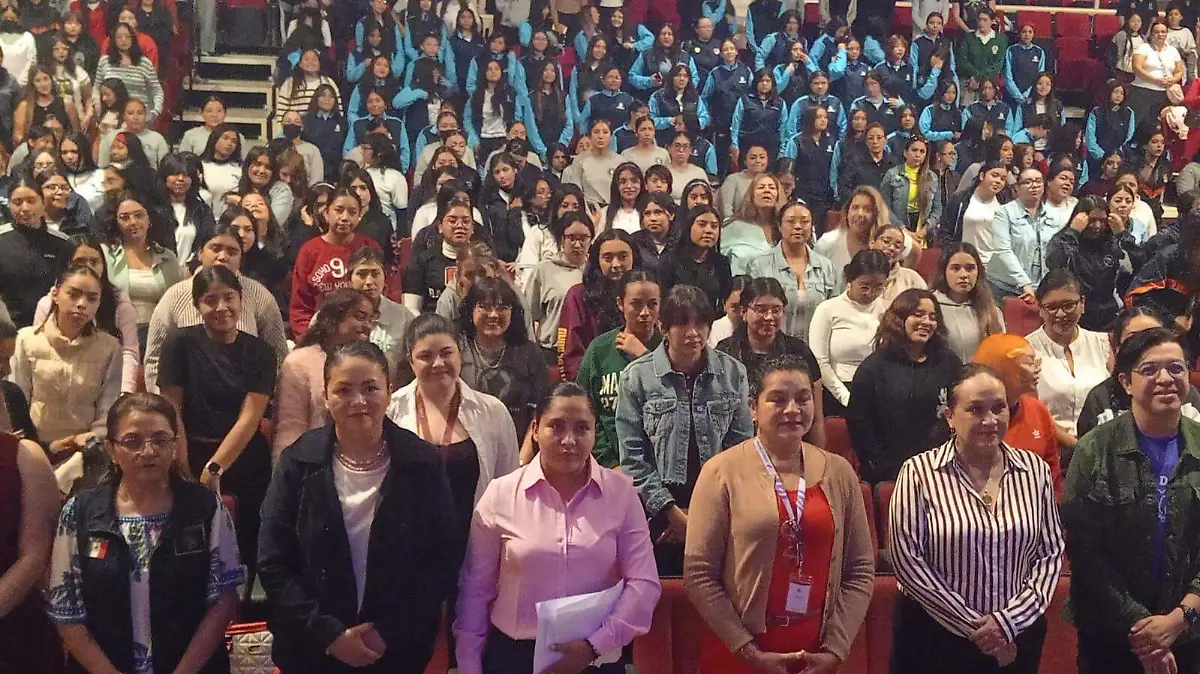 Ante estudiantes de nivel medio superior, Laura Casillas habló sobre el papel de la mujer a lo largo de la historia universal.