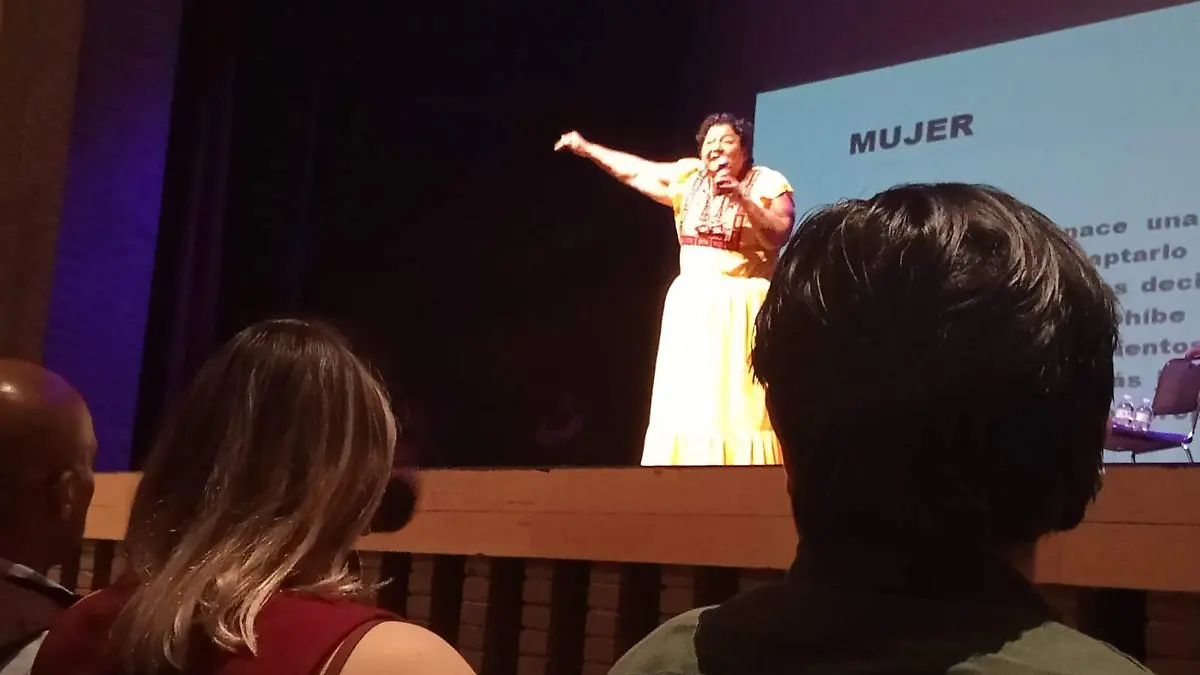 En el marco del Día de la Mujer, Laura Casillas promovió la lectura