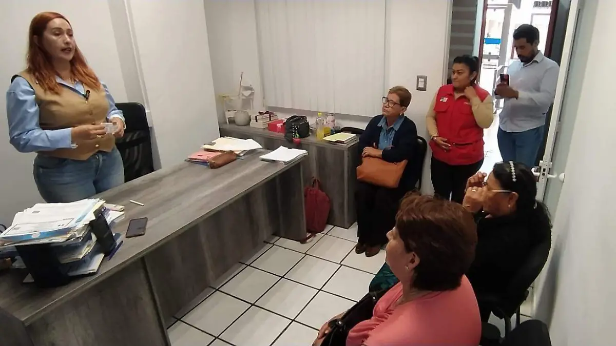 La regidora Liliana Celedón con la asociación “Uniendo Lazos Familiares”, entregaron visas.