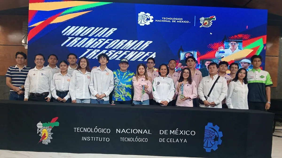 Autoridades, maestros y alumnos en la presentación del programa de actividades