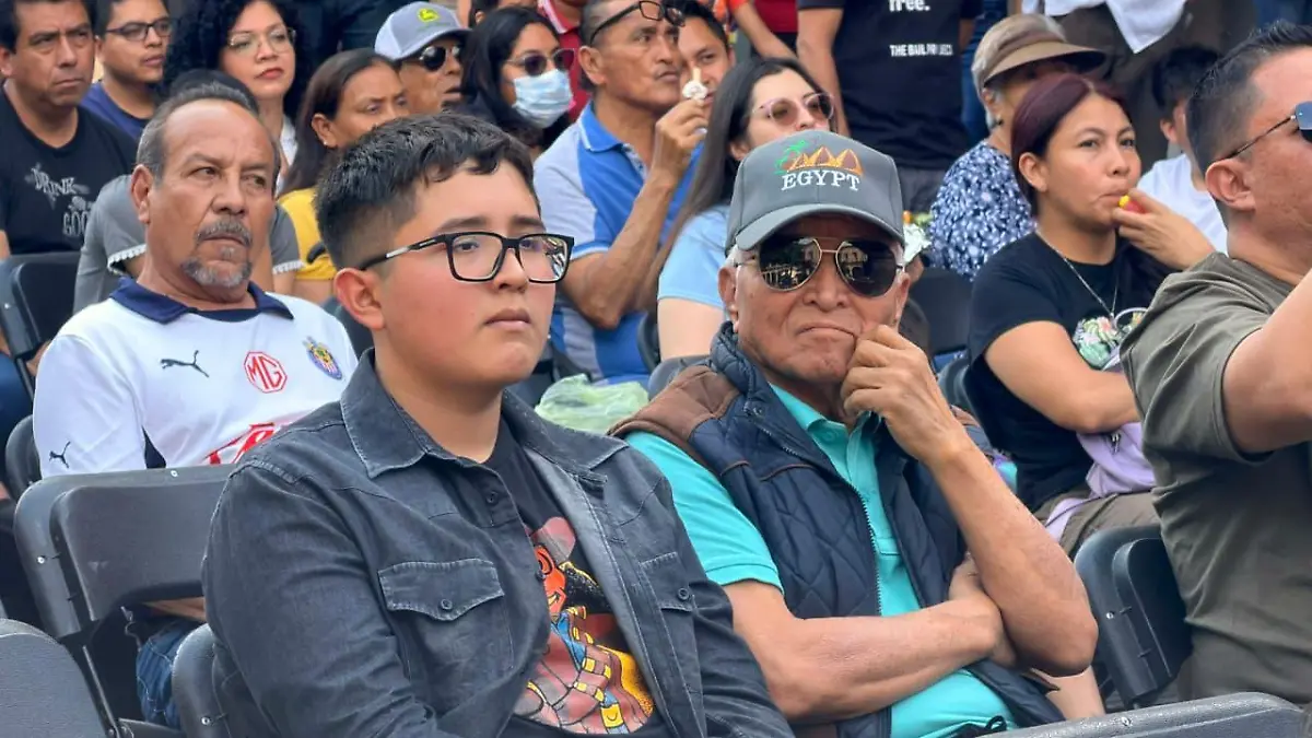 Decenas de ciudadanos acudieron. 