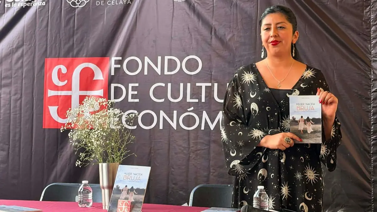 Dennise Presento su libro Mujer Nacida Bruja, en Celaya