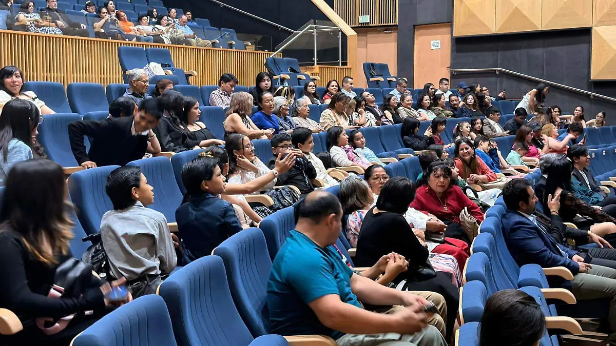 Estudiantes y padres de familia acudieron.