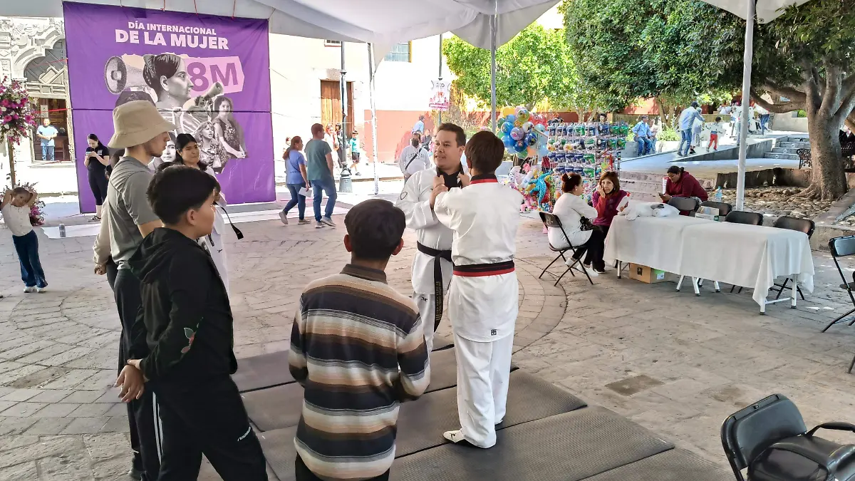Taller de defensa personal para mujeres y menores de edad.
