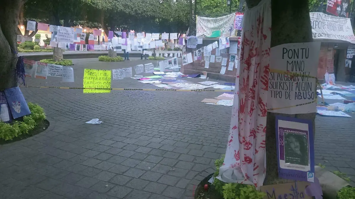 La fachada de la presidencia municipal y el kiosco del jardín principal lucen con cartulinas y mantas.