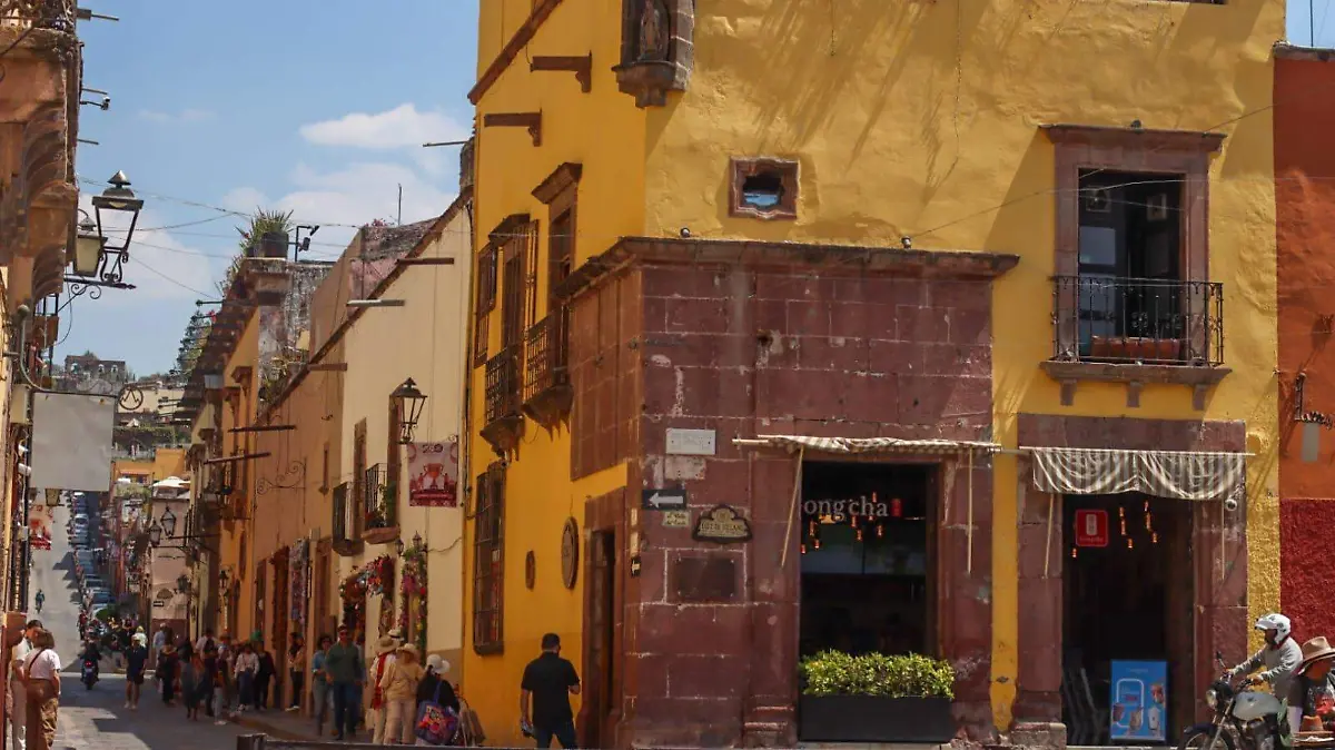 Fachada cercana al Jardín Allende donde se observa un nicho religioso integrado al muro en calle de Correo.