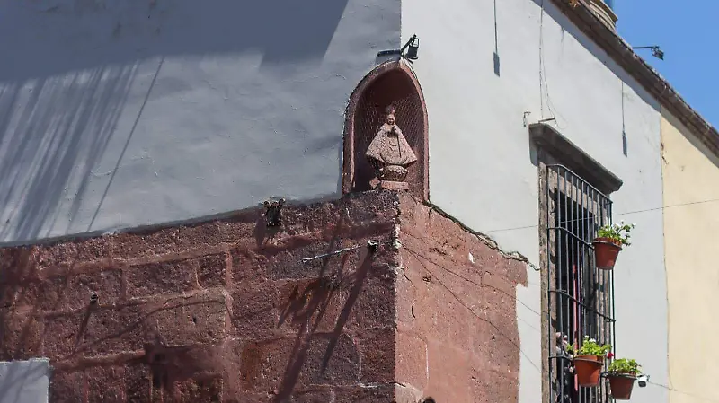 La imagen de la virgen es de las más vistas en las esquinas de San Miguel.