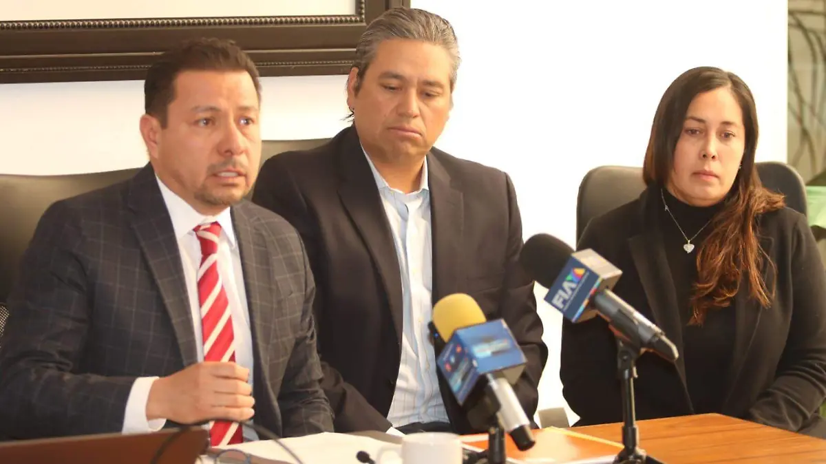 Alan Pérez Jacinto, padre de la menor, su esposa y abogado en una rueda de prensa donde informan sobre los retrasos que pone la Fiscalía para alargar el caso.