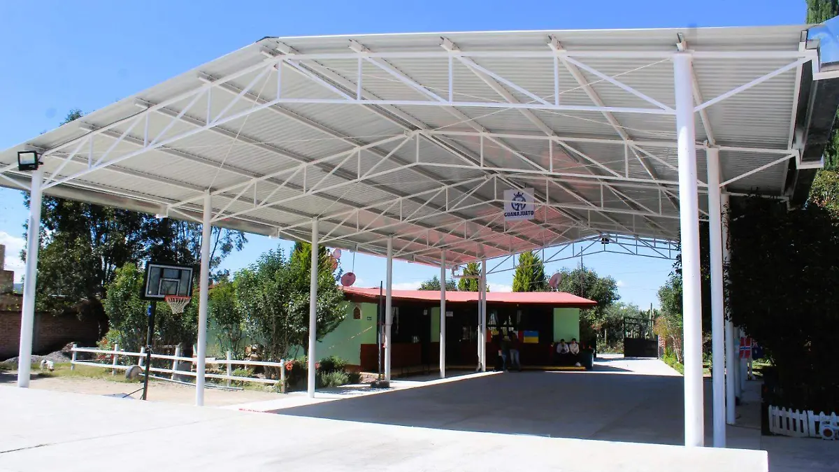 La Secretaría de Educación de Guanajuato destacó que el programa de techados escolares no tiene precedente en el estad
